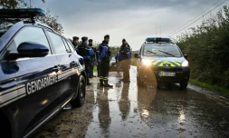 Des gendarmes bouclent la zone dans laquelle le corps de Lina a été découvert, le 17 octobre 2024 à Sermoise-sur-Loire, dans la Nièvre