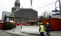 Installation d'un bloc anti-intrusion près de l'église du Souvenir pour sécuriser le marché de Noël le 22 décembre 2016 à Berlin