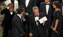 Warren Beatty avec l'enveloppe attribuant l'Oscar du meilleur film à "Moonlight" le 26 février 2017 à Hollywood en Californie83