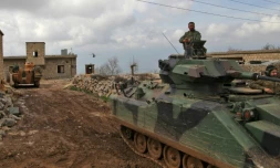 Des forces turques et des hélicoptères avancent vers le village d'Al-Maabatli dans la région d'Afrin, le 2 mars 2018