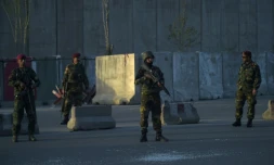 Des forces de sécurité afghanes dans une rue de Kaboul après un attentat suicide, le 12 avril 2017