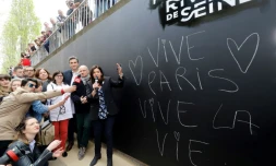 La maire de Paris, Anne Hidalgo, s'adresse à la presse lors de l'inauguration du parc "Rives de Seine", à Paris, le 2 avril 2017