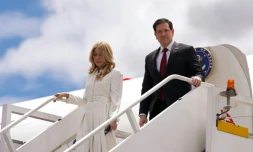Le secrétaire d'Etat américain Marco Rubio et son épouse Jeanette Dousdebes arrivent à l'aéroport de Quito le 9 septembre 2026, en Equateur