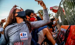 Des protestataires devant le Carrefour où un homme a été tué par deux agents de sécurité, à Porto Alegre, dans le sud du Brésil, le 20 novembre 2020
