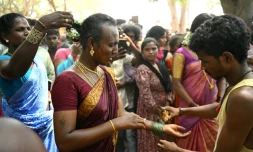 Des membres de la communauté transgenre participent au festival annuel Koovagam, le 29 avril 2026 à Kallakurichi, dans l'Etat indien méridional du Tamil Nadu 