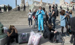 Des gens au pied de la gare Saint-Charles à Marseille le 1er octobre 2017 après l'attaque au couteau qui a fait deux morts