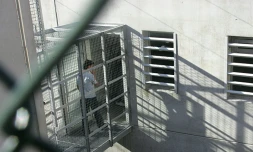 Un jeune au Centre de rétention administrative du Canet (CRA), le 5 décembre 2006 à Marseille