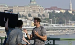 L'acteur australien Hugh Jackman lors d'un tournage le 2 septembre 2011 sur le pont Szabadssag à Budapest