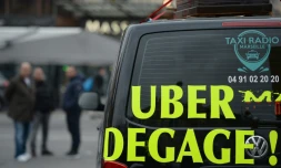 "Uber dégage!" inscrit sur un taxi, à Marseille le 27 janvier 2016