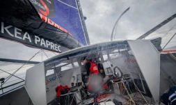 Sébastien Simon à bord de son monocoque au large de Port-la-Forêt, dans le Finistère, le 30 septembre 2020