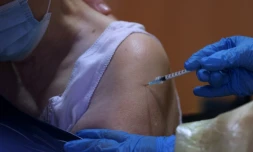 Vaccination d'une personne âgée dans une maison de retraite à Magdeburg (est de l'Allemagne), le 27 décembre 2020