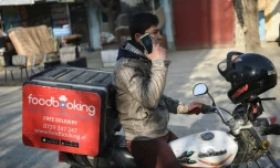 Un livreur afghan à Kaboul au téléphone avec son client, le 16 janvier 2018