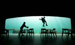 Un plongeur nettoie la vitre du premier  restaurant sous-marin d'Europe, 400 km au sud d'Oslo, le 2 mai 2019