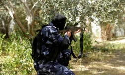 Un membre des forces de sécurité du mouvement palestinien Hamas est en position à Nusseirat, dans le centre de la bande de Gaza, le 22 mars 2018, lors d'un raid ayant débouché sur l'arrestation d'un suspect dans un attentat contre le Premier ministre palestinien Rami Hamdallah