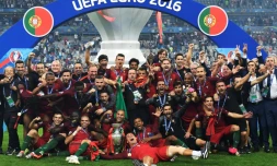 Les joueurs et personnels de l'équipe de football portugaise posent avec le trophée après avoir remporté la finale de l'Euro-2016, le 10 juillet 2016 au Stade de France, à Saint-Denis, près de Paris