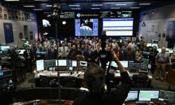 Le personnel de la Nasa pose pour une photo de groupe au centre de contrôle du centre spatial Johnson à Houston, Etats-Unis, le 6 avril 2026