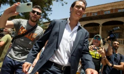 Rafael Nadal entouré de supporters à Palma de Majorque en Espagne le 15 juin 2022