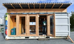 Luc Pinto Barreto à l'entrée de son conteneur transformé en librairie sur le parvis de la gare de Saint-Denis, le 6 octobre 2020