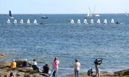 Des voiliers école naviguent en formation pour rendre hommage à Charlie Dalin, dans le cadre de la journée consacrée à la mémoire du navigateur décédé en juin, mardi à Concarneau.