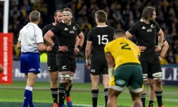 L'arbitre français JérÎme Garces (g) en discussion avec le capitaine des All Blacks Kieran Read lors du Rugby Championship face à l'Australie, le 10 août 2019 à Perth