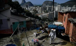 Désinfection d'un toit dans une favela de Rio de Janeiro le 1er août 2020