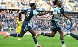 Les joueurs du Havre Timothée Pembelé (à droite) et Rassoul Ndiaye (à gauche) fêtent l'inscription du troisième but de leur équipe lors du match de championnat de France de football contre Nantes (FCNA) au Stade Océane au Havre le 30 mars 2025.
