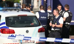 Policiers près du lieu de l'attaque de deux policières le 6 août 2016 à Charleroi 