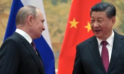 Le président chinois Xi Jinping (d) reçoit son homologue russe Vladimir Poutine à Pékin, le 4 février 2022