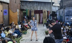 Des mannequins présentent des tenues de créateurs locaux spécialisés dans le recyclage de tissus et de vêtements mis au rebut, lors du défilé de mode Gikomba Runway Edition à Nairobi, le 10 octobre 2025 au Kenya