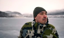 Le chasseur Malik Kleist, à bord de son bateau de pêche, recherche des phoques dans un fjord, près de Sisimiut, au Groenland, le 1er février 2026