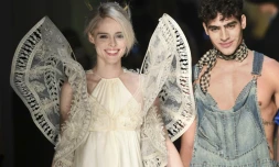 Des créations de la collection printemps/été de Jean Paul Gaultier à Paris le 25 janvier 2017