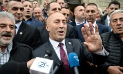 L'ex-rebelle kosovar Ramush Haradinaj (c) à sa sortie de la cour d'appel de Colmar, le 27 avril 2017