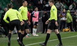 L'arbitre de touche Mehdi Rahmouni (au centre), touché par un projectile durant le derby Saint-Etienne-Lyon au stade Geoffroy-Guichard le 20 avril 2025. 