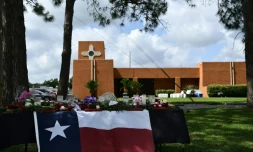 Des fleurs et un drapeau texan en hommage aux victimes, devant le lycée de San Fe le 19 mai 2018