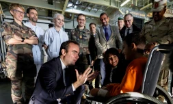 Le ministre des Armées Sebastien Lecornu s'entretient avec un enfant palestinien blessé à bord du Dixmude, le porte-hélicoptère français ancré dans le port égyptien d'Al-Arich, où sont soignés des civils blessés de Gaza, le 31 décembre 2023