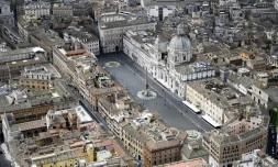 Vue aérienne de la Piazza Navona à Rome, le 1er mai 2020