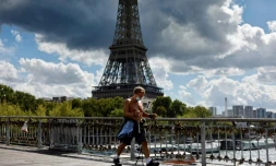 Un marcheur passe devant la tour Eiffel à Paris le 28 août 2020