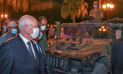 Une photo du compte Facebook de la présidence tunisienne le 26 juillet 2021 montre le président tunisien Kais Saied passant devant un véhicule militaire alors qu'il se promène sur l'avenue Habib Bourguiba, dans le centre de Tunis, après avoir évincé le Premier ministre et suspendu le Parlement pour 30 jours