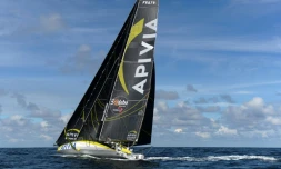 Le navigateur Charlie Dalin, Ă bord de son monocoque "Apivia", le 30 septembre 2020, au large des cĂŽtes de Port-la-ForĂȘt