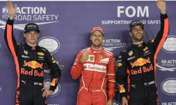 Sebastian Vettel (C) après sa victoire, entre Max Verstappen (G) et Daniel Ricciardo, à Singapour le 16 septembre 2017