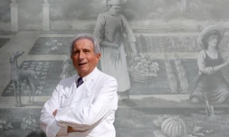 Le chef  Michel Guérard, triplement étoilé au guide Michelin depuis 1977, pose dans son établissement "Les Prés d'Eugénie" le 26 septembre 2013 à Eugénie-les-Bains, dans les Landes 