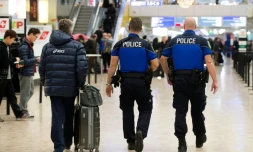 Les forces de sécurité patrouillent le 10 décembre 2015 à l'aéroport de GenÚve