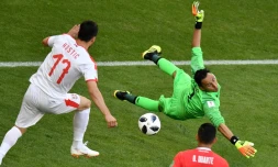 Le gardien de but du Costa Rica Keylor Navas face à l'attaquant serbe Filip Kostic (g) au Mondial, le 17 juin 2018 à Samara  