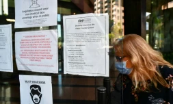 Une femme entre dans un bureau pour demandeurs d'emploi à Los Angeles, le 4 mai 2020 en Californie, 