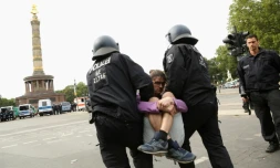 Un protestataire de la manifestation "anticorona" est interpellé par des policiers dans le centre de Berlin, le 30 août