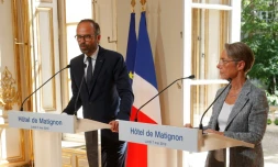 Le Premier ministre Ădouard Philippe et la ministre des Transports Ălisabeth Borne en confĂ©rence de presse Ă Matignon, le 7 mai 2018 Ă Paris