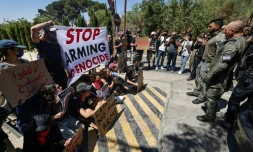 Les forces de sécurité israéliennes face à un sit-in anti-guerre organisé par des militants israéliens de gauche, devant le consulat général britannique à Jérusalem, le 16 août 2024