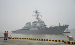 Le navire américain USS Stethem arrive au port militaire de Wusong, le 16 novembre 2015 à Shanghai