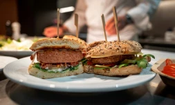 Des burgers végétariens cuisinés au siège de la société suisse Firmenich à Satigny, près de Genève, le 30 juin 2021