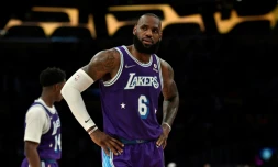 La star des Los Angeles Lakers LeBron James dépité en fin du match perdu face aux Pelicans de la Nouvelle Orléans, le 1er avril 2022 à Los Angeles.